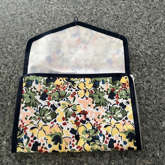 thirty-one Handbags - Thirty-One Floral Coupon Clutch